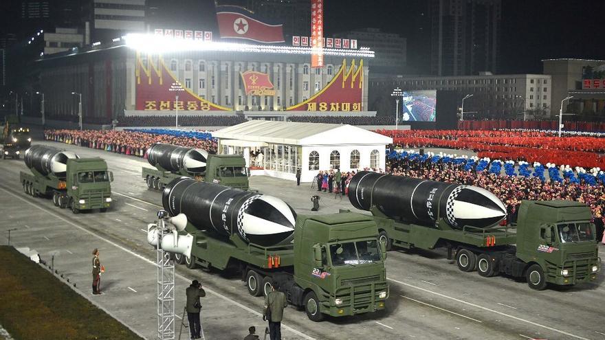 Corea del Norte exhibe en un desfile militar misil balístico.