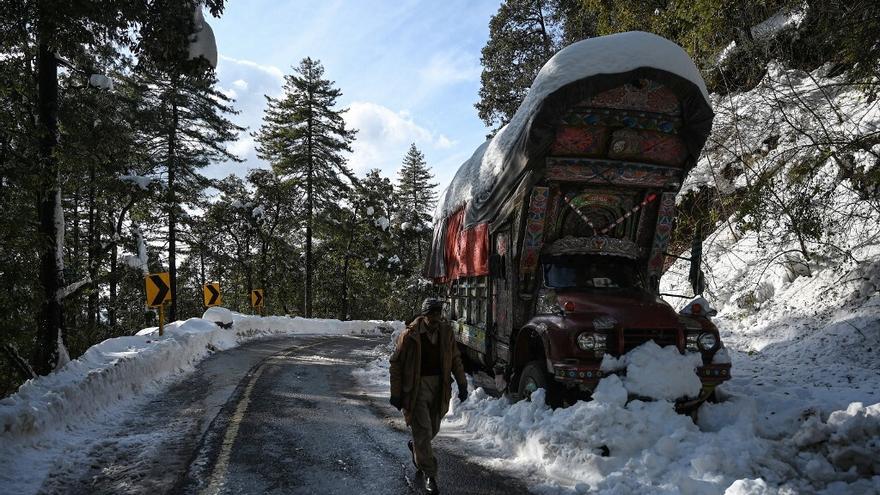 Ejército de Pakistán despeja acceso a localidad golpeada por mortal nevada.