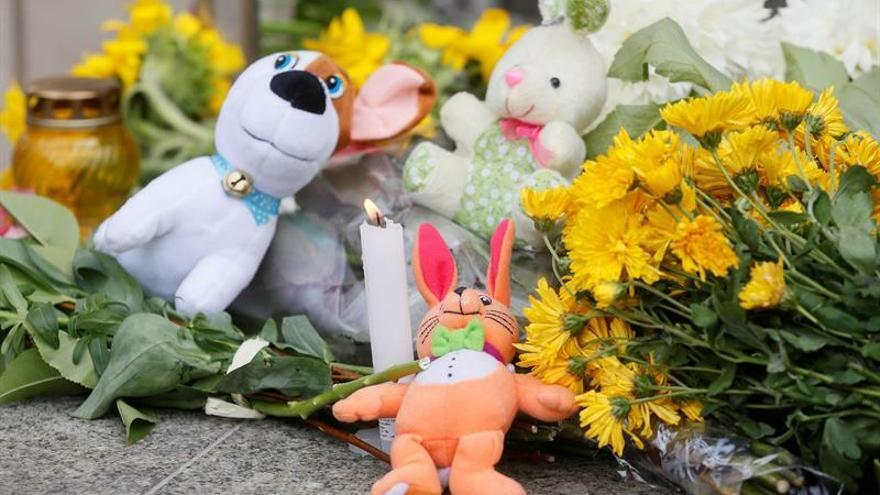 Flores y peluches en homenaje a las víctimas del vuelo MH17.