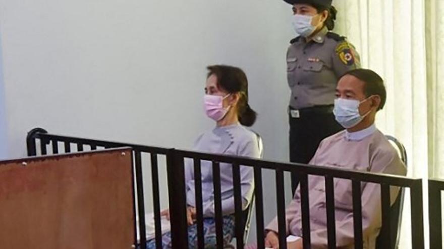Foto de mayo pasado, donde aparece Aung San Suu Kyi, procesada tras ser derrocada por un golpe militar en Birmania