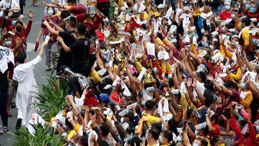 Miles de filipinos acuden a celebrar una fiesta católica pese a la pandemia
