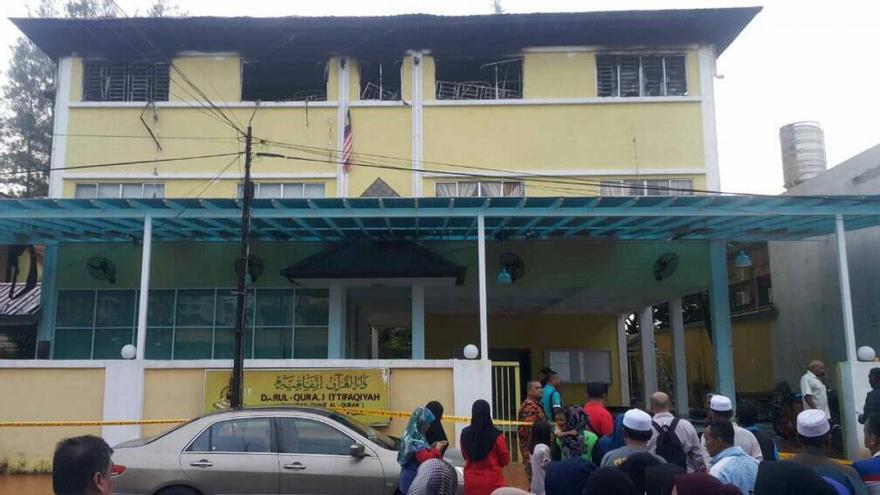 Mueren 25 personas en incendio de escuela en Malasia