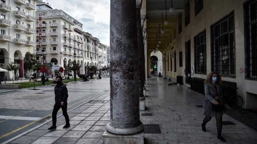 Personas caminan en una calle en Grecia