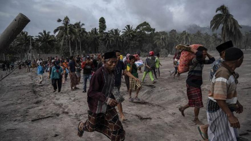 Personas huyen tras la erupción del volcán Semeru en Indonesia