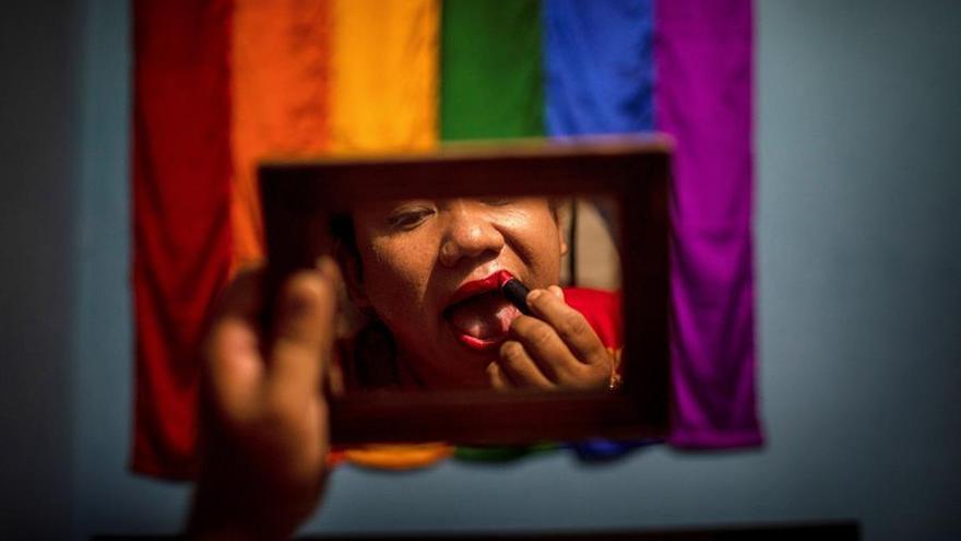 Sunita Lama, una trabajadora del sexo transexual, se maquilla en su habitación antes de salir a la calle en Katmandú.