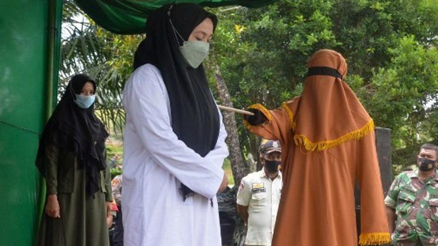 Una mujer recibe 100 latigazos en Idi, indonesia