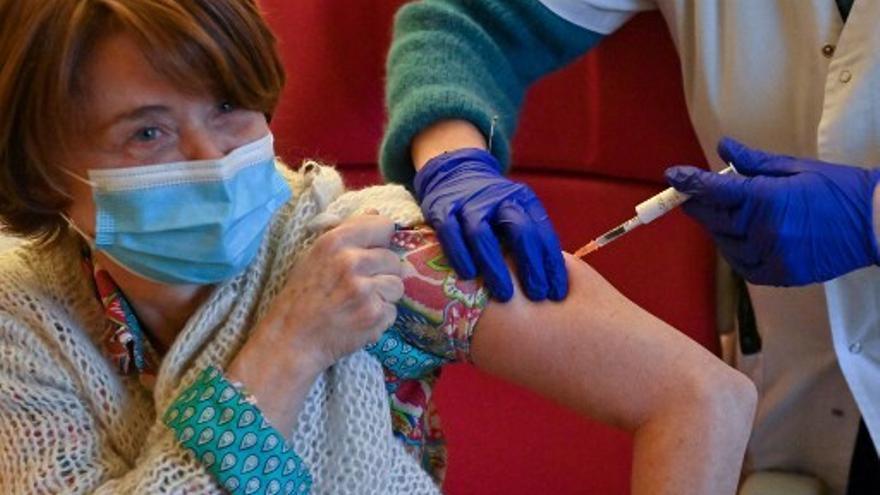 Una mujer es vacunada contra el COVID-19 en Francia
