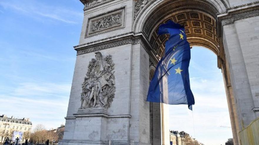 La bandera de la Unión Europea en el Arco del Triunfo