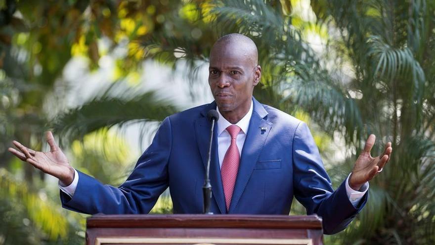 El presidente haitiano Jovenel Moise, habla ante la prensa este martes en los jardines del Palacio Nacional, en Puerto Príncipe (Haití).