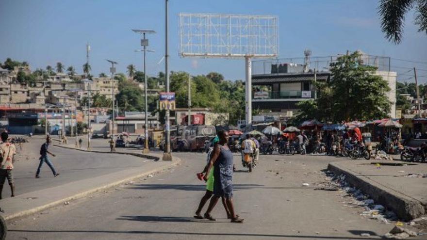 Personas atraviesan una calle en Haití