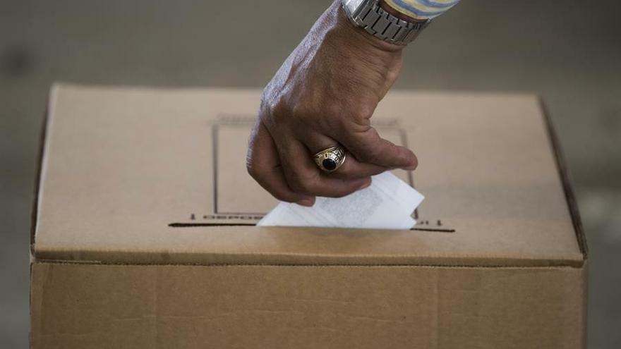 Una persona vota en las elecciones primarias que celebran de forma simultánea los partidos Revolucionario Moderno (PRM) y de la Liberación Dominicana (PLD), en Santo Domingo (República Dominicana).