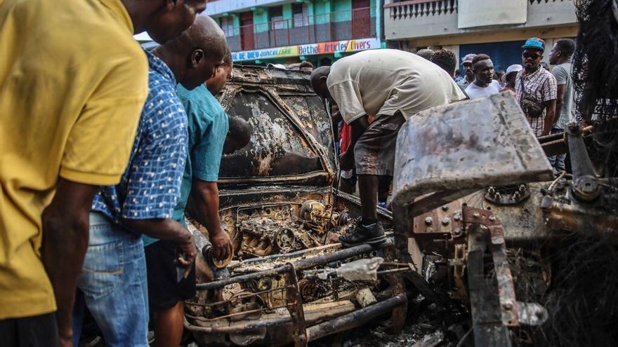 Sube a 75 saldo de muertos por explosión de camión cisterna en Haití.