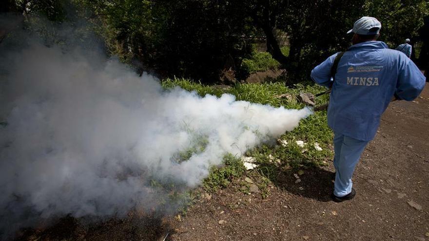 Brigadas del Ministerio de Salud realizan labores de fumigaciónen un barrio de Managua (Nicaragua).