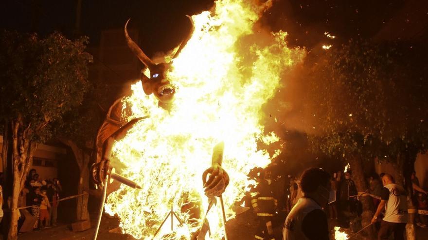 Católicos 'queman' al diablo y a la corrupción en Guatemala.