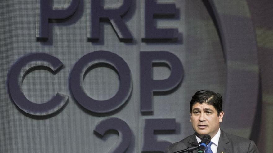 El presidente de Costa Rica Carlos Alvarado habla durante la inauguración de la PreCOP25, conferencia por el medio ambiente, en Heredia, Costa Rica el 8 de octubre de 2019.