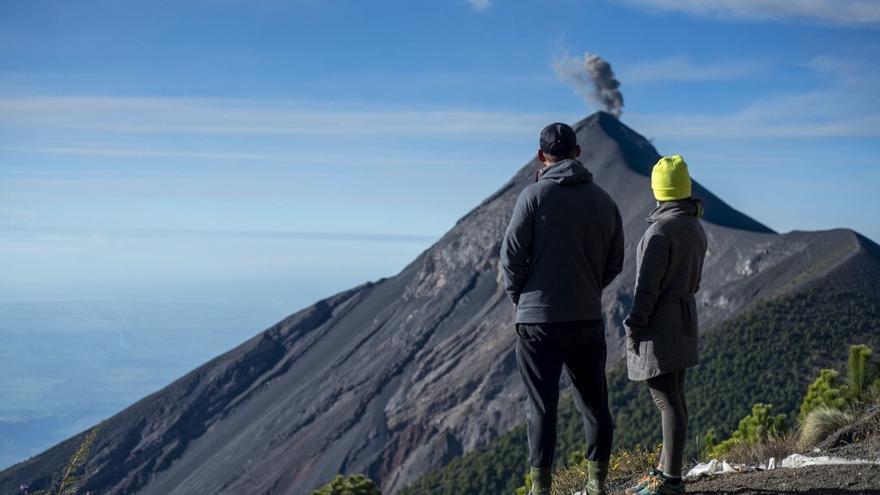 Después de dos años, turismo regresa a volcán activo en Guatemala.