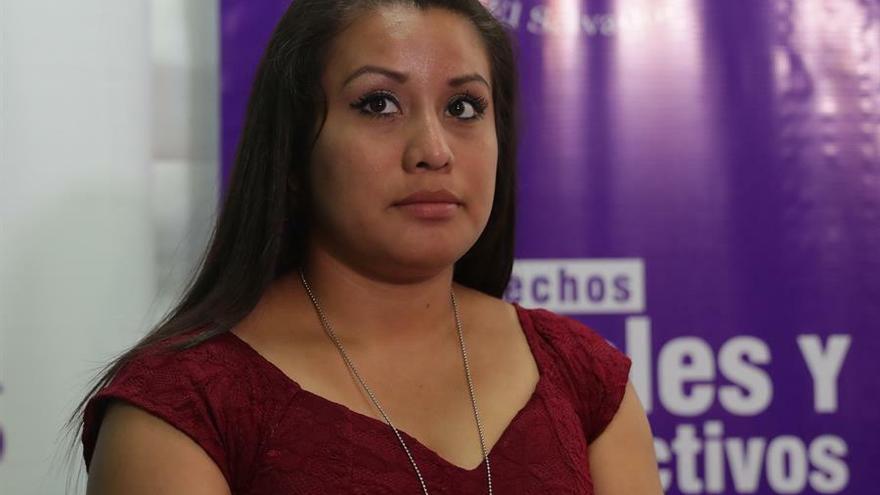 La joven Evelyn Hernández, ahora en libertad tras ser absuelta del delito de homicidio agravado cometido al supuestamente abortar, habla ante los medios este miércoles, en San Salvador (El Salvador).