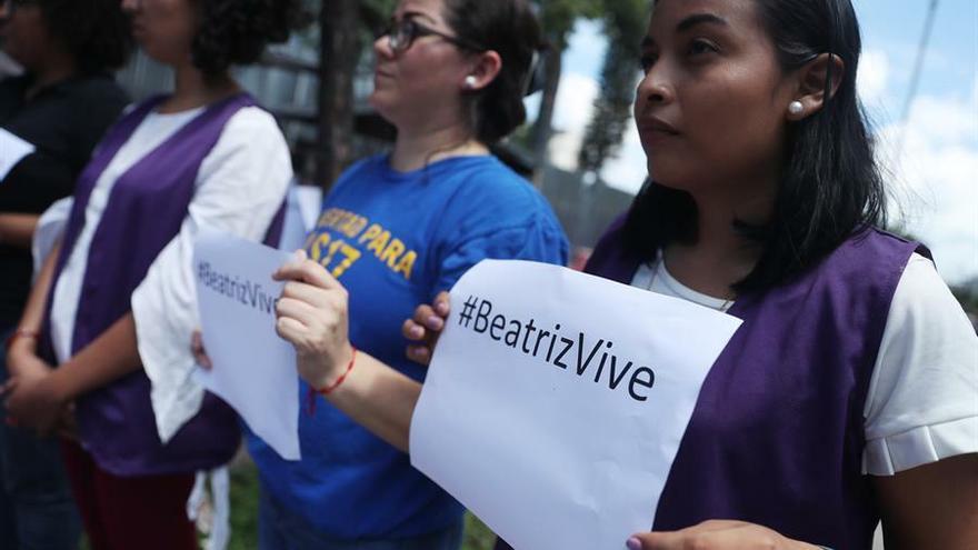 Integrantes de la Agrupación Ciudadana por la Despenalización del Aborto realizan un homenaje póstumo a Beatriz, una joven a quien la que la Corte Suprema de Justicia (CSJ) le denegó el aborto en 2013, este viernes, en San Salvador (El Salvador).