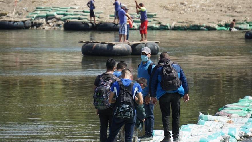 Migrantes hondureños llegan a cuentagotas a la frontera de México-Guatemala.