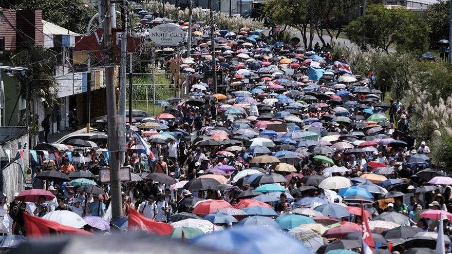 Miles de estudiantes se manifiestan frente a la Casa Presidencial en San José (Costa Rica).