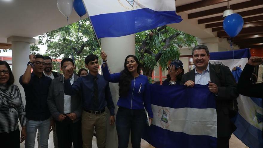 Representantes de la oposición nicaragüense entonaron consignas y canciones tras finalizar reunión este miércoles con una comisión de OEA en San Salvador (El Salvador).