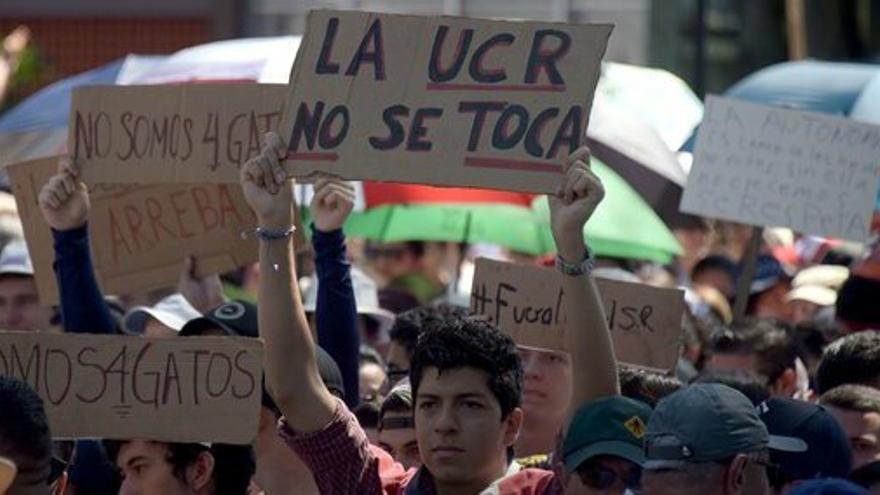 Universitarios marchan en Costa Rica.