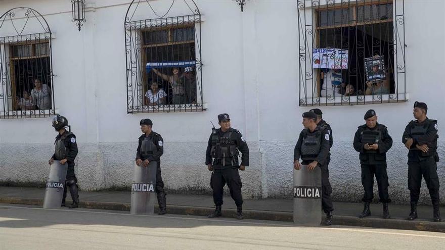 Varios agentes antidisturbios forman un cordón de seguridad al frente de la iglesia San Miguel, en la ciudad de Masaya (Nicaragua)