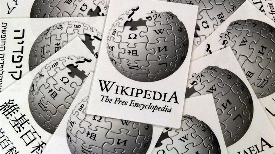 Varios folletos con el logotipo de la enciclopedia de internet "Wikipedia"