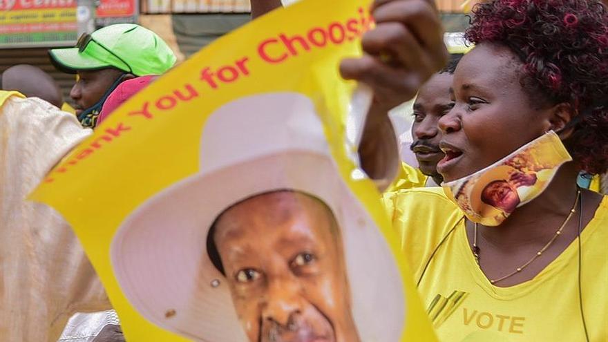 Una seguidora de Yoweri Museveni celebra la victoria en las elecciones presidenciales.