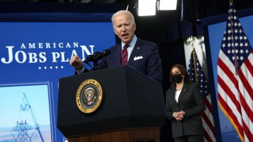 Biden dice que EEUU necesita gran plan de infraestructura para "liderar el mundo"