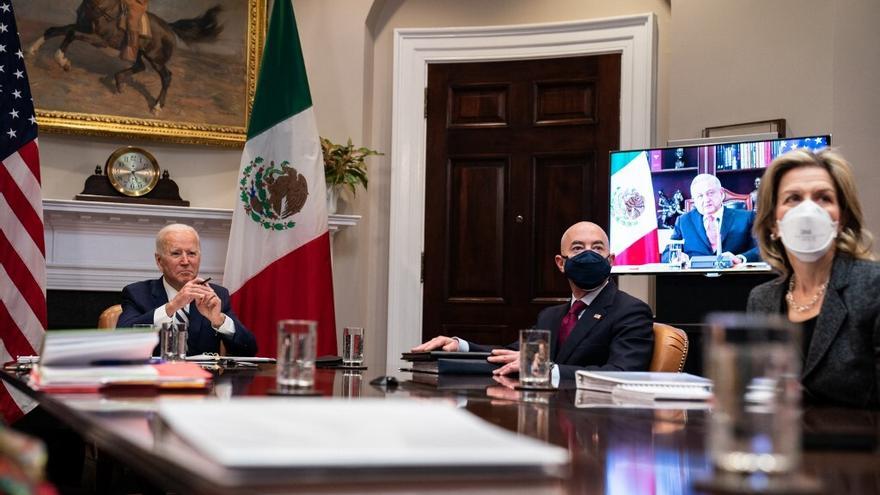 Biden y López Obrador hablan de migración y covid en cumbre virtual