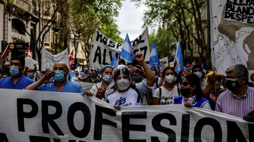 Enfermeros de Buenos Aires marchan por aumento salarial en plena pandemia