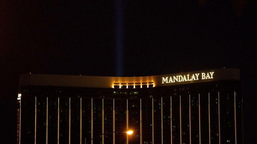Fachada del hotel Mandalay Bay en Las Vegas, Nevada, EE.UU.