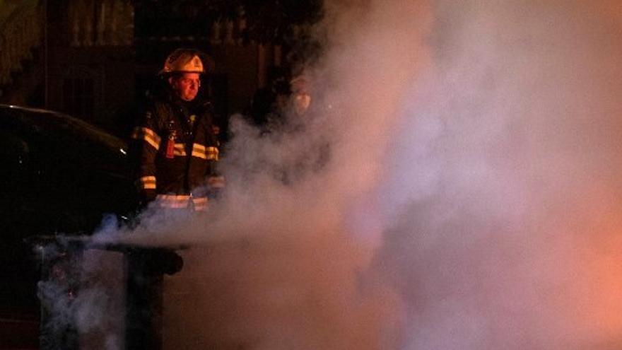 Foto ilustrativa: Bomberos sofocando un incendio en Estados Unidos