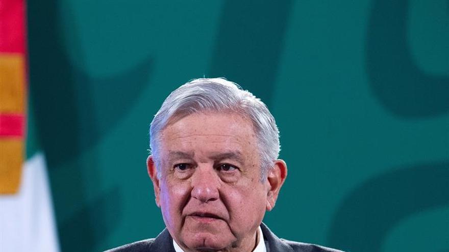 Fotografía cedida este viernes, por la presidencia de México, del presidente mexicano, Andrés Manuel López Obrador, durante una rueda de prensa matutina en Palacio Nacional de Ciudad de México.