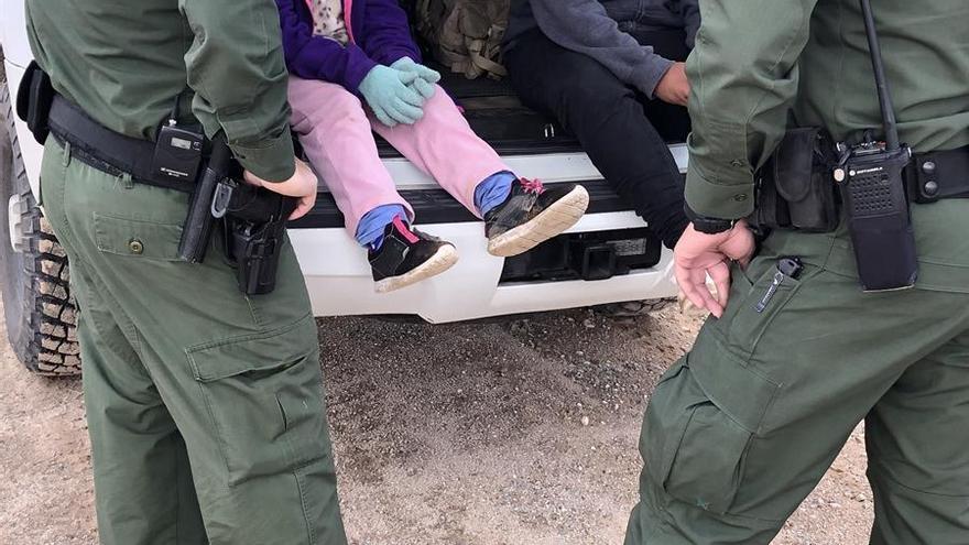 Fotografía de archivo donde aparecen dos agentes de la Patrulla Fronteriza mientras atienden a unos niños en un punto del área conocido como Quitobaquito, en la frontera de Arizona con México (EE.UU.).