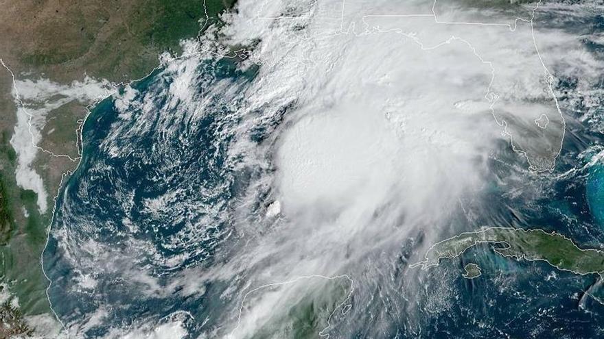 Fotografía tomada a las 10.21 hora local (14:21 GMT) de este viernes y cedida por la Administración Nacional Oceánica y Atmosférica (NOAA) de EE.UU. donde se muestra la ubicación del sistema 16, como por ahora se denomina, en aguas del Golfo de México, cerca a Miami (Estados Unidos).