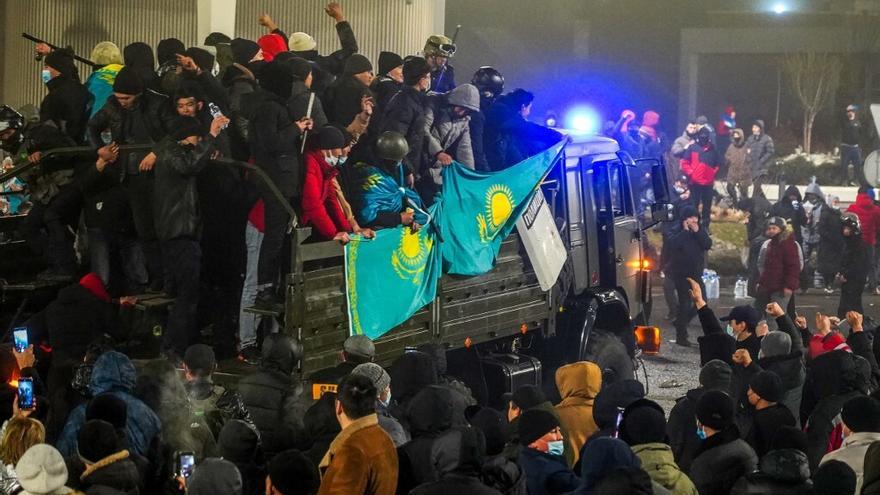Gobierno de Kazajistán ordena disparar a matar contra manifestantes.