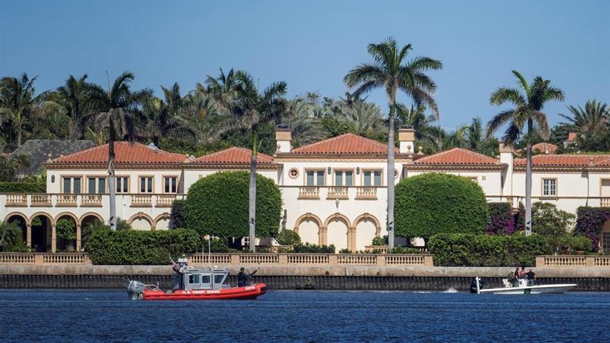 En la imagen el registro de un bote de la Guardia Costera estadounidense estacionado frente al club Mar-a-Lago, mansión del presidente Donald Trump, en Palm Beach (Florida, EE.UU.).