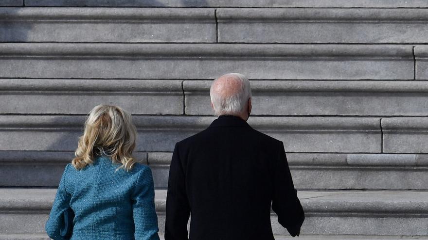 Joe Biden y su esposa llegan al Capitolio para la ceremonia de inauguración.