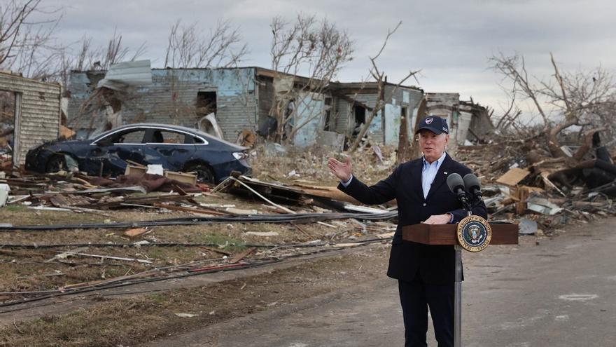 Joe Biden en la zona azotada por tornados en Kentucky.