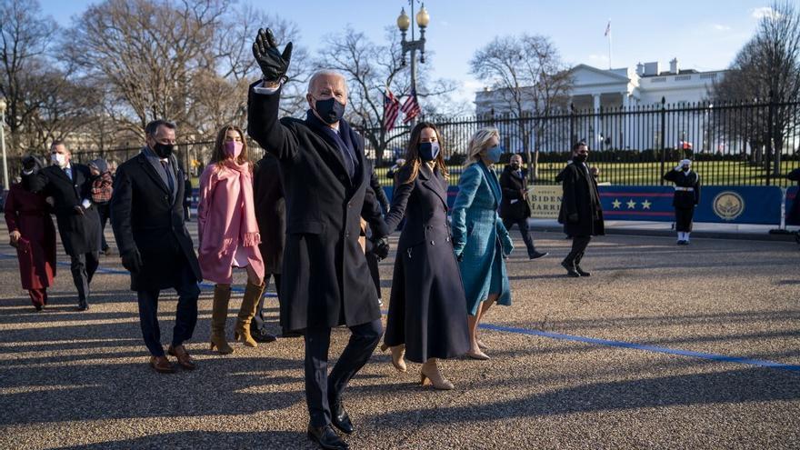 Joe Biden entra caminando a la Casa Blanca.