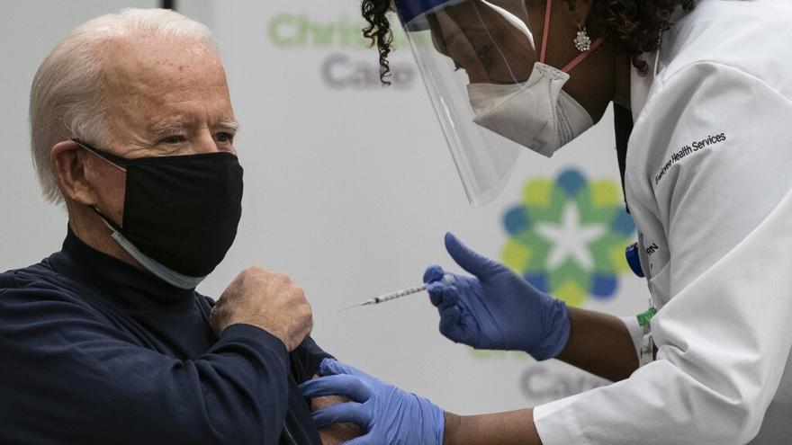 Joe Biden, presidente de Estados Unidos cuando recibió una primera dosis de la  vacuna contra covid-19.