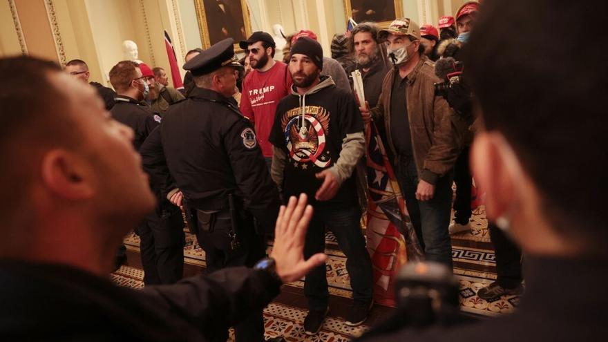 Manifestantes pro Trump se enfrentan a la policía en el Capitolio de Estados Unidos.