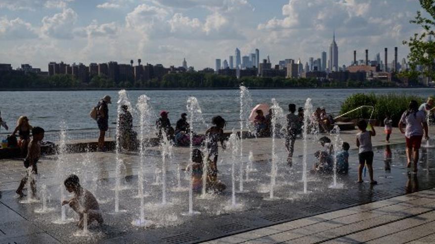 Niños se remojan en un parque en Nueva York