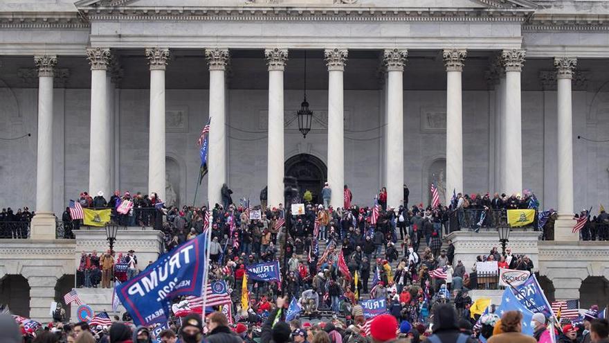Seguidores del presidente de EE.UU., Donald Trump, irrumpen en el Capitolio, sede del Congreso estadounidense, en Washington, el 6 de enero de 2021.
