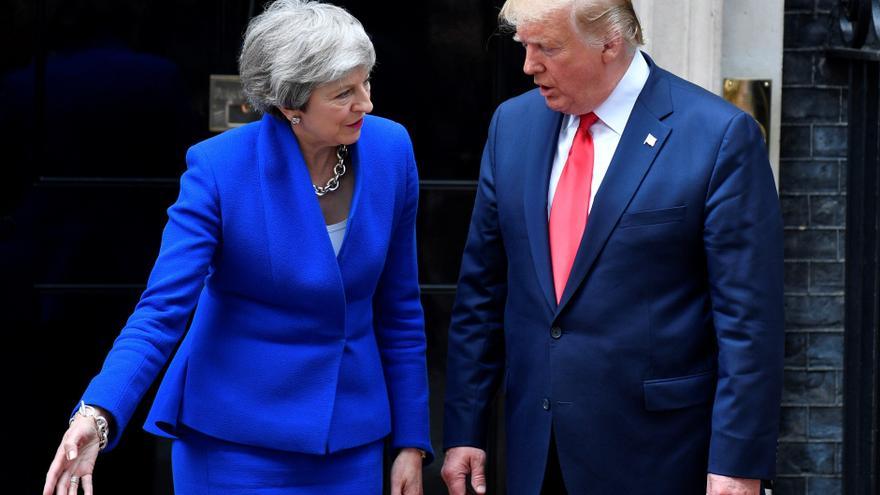 La primera ministra británica, Theresa May (i) recibe al presidente de Estados Unidos, Donald Trump (d) frente al 10 de Downing Street, en Londres.