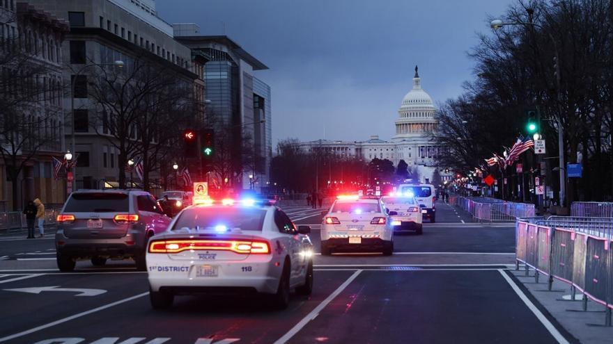Un hombre fuertemente armado es arrestado cerca del Capitolio de EEUU