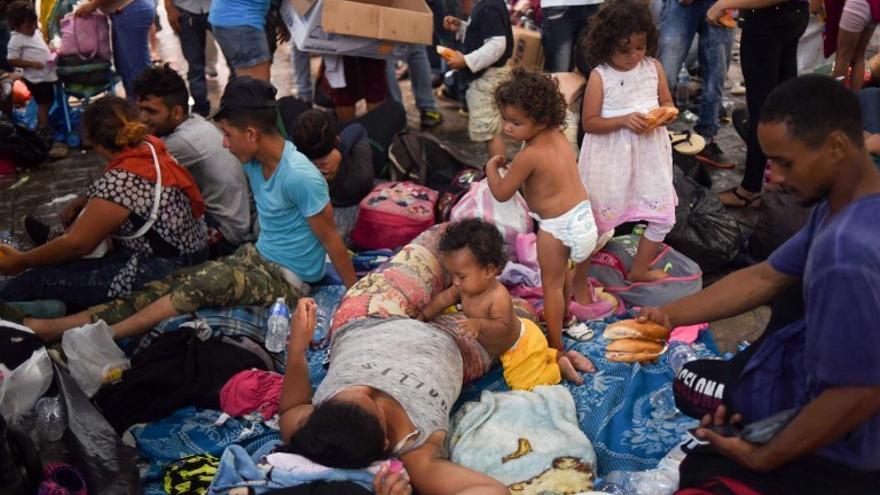 Resultado de imagen para migrantes hondureños descansan