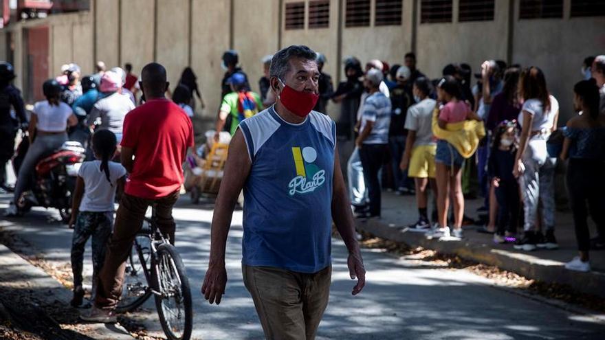 Un hombre camina por una calle durante el reinicio de la cuarentena radical impuesta por el Gobierno de Venezuela